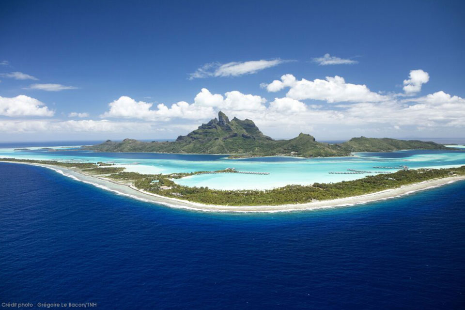 Tahiti Travel Services - bora bora aerial view©grégoire le bacon tahiti nui helicopters 2 1024x683