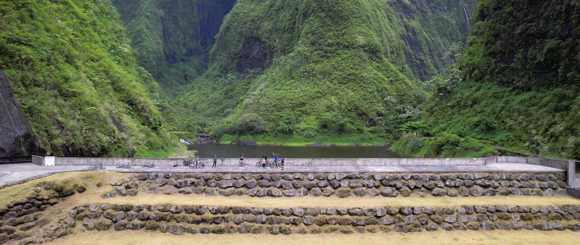 Tahiti Travel Services - Visite en E-Bike dans la vallée de Papenoo - E-bike-hiking©Local-Motion-Tours-1_H