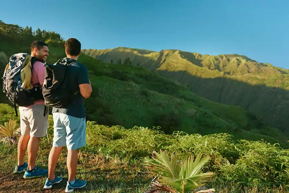 Randonneur explorant les montagnes luxuriantes avec un guide de Tahiti