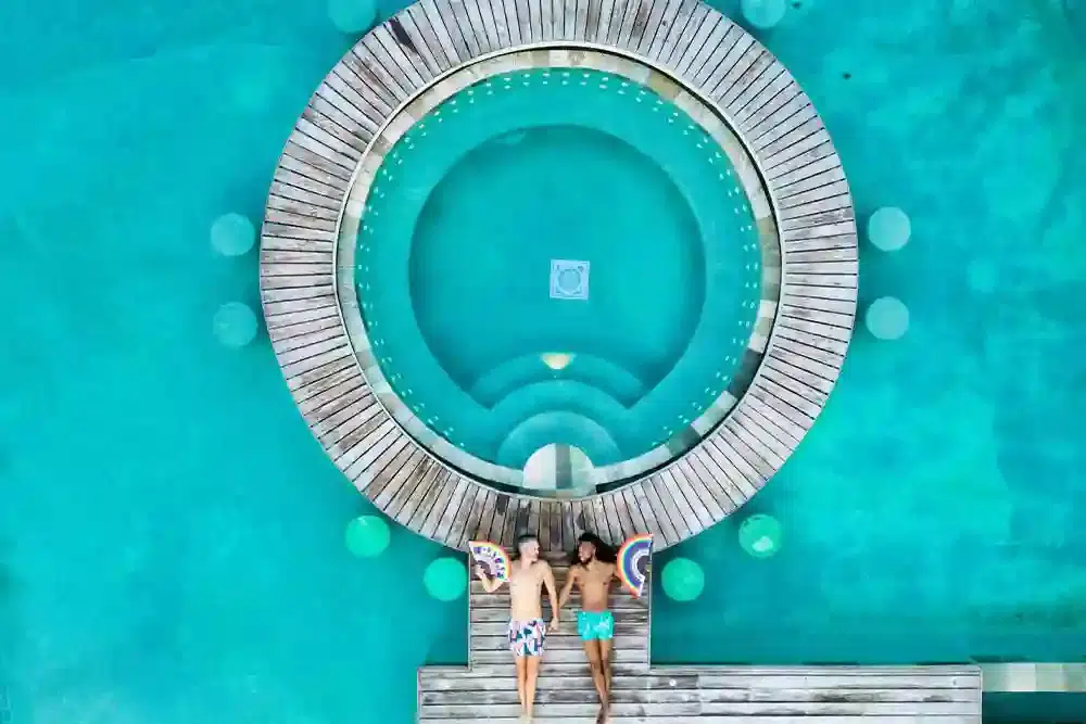 Group on circular platform in Tahiti lagoon for inclusive trips