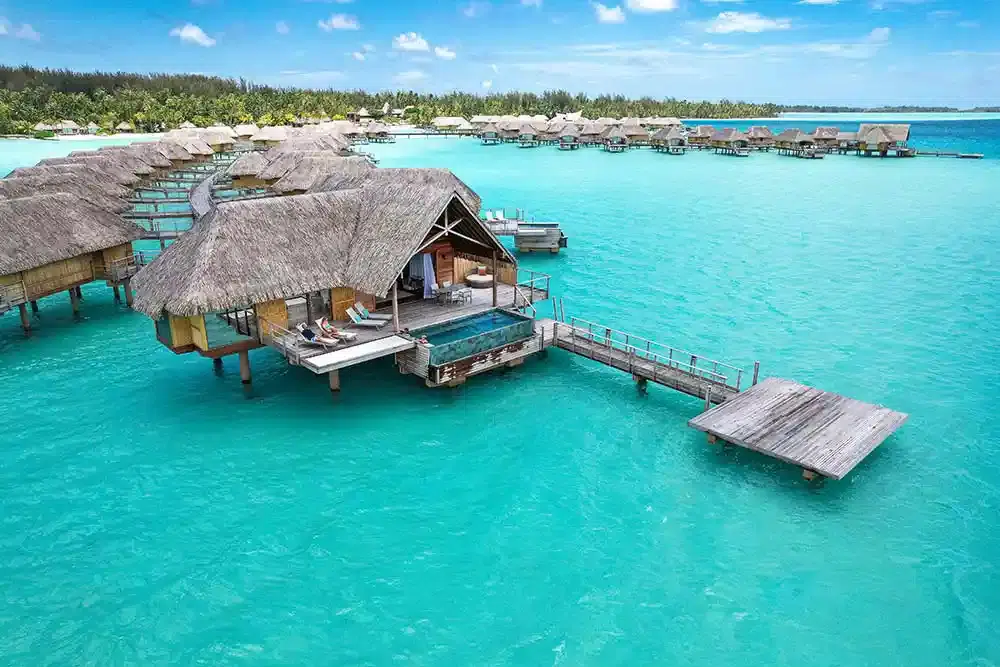 Bungalow sur pilotis à Tahiti avec vue sur le lagon