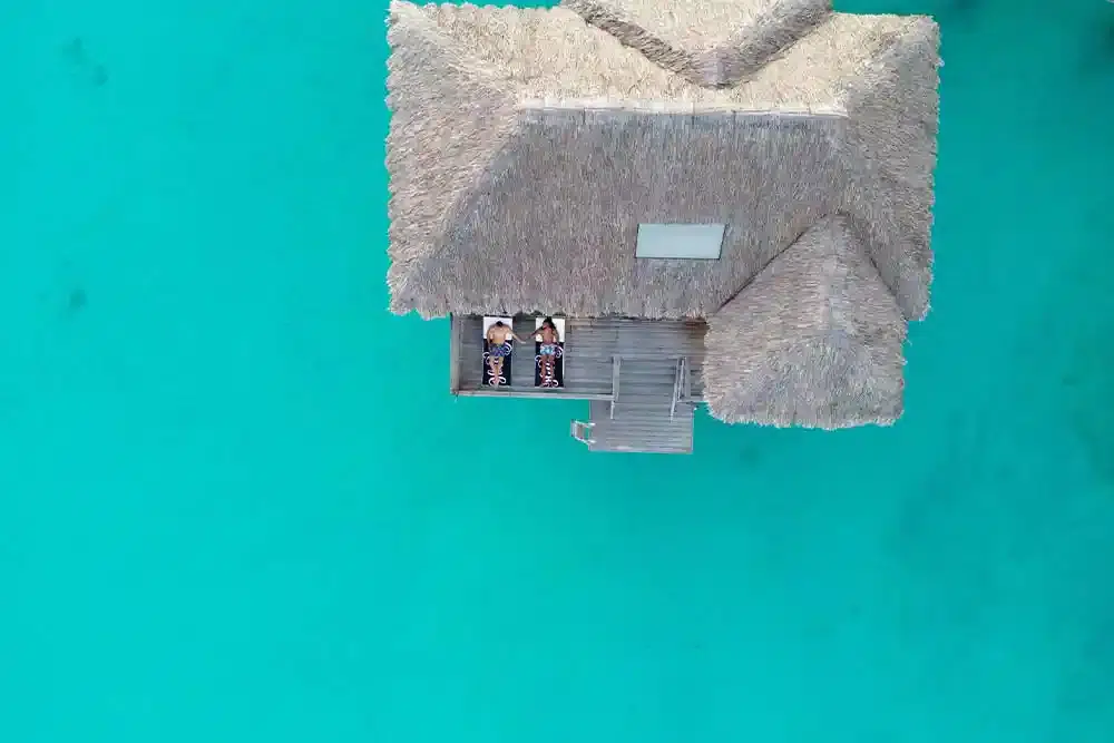 Vue aérienne d'un bungalow sur pilotis à Tahiti
